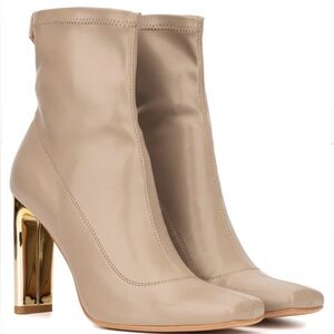 New in Box Torgeis Women's Chiara Boots Size 9 Natural Color Gold Metallic Heel